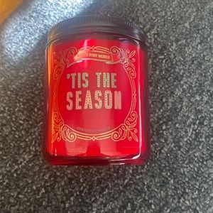 Bath and body work it’s the season single wick 7oz candle